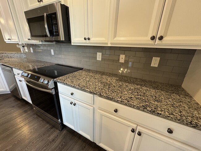 Building Photo - 2467 Bell Manor Dr SW