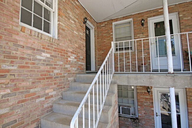 Building Photo - Walkable Top-Floor 2BR Near UVA Grounds, Medical Center & Downtown