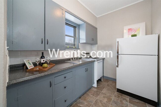 Building Photo - 1712 E Sanson Ave