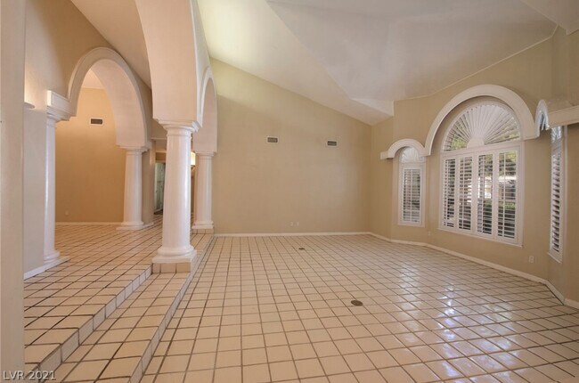 Building Photo - 3930 Placita Del Rico