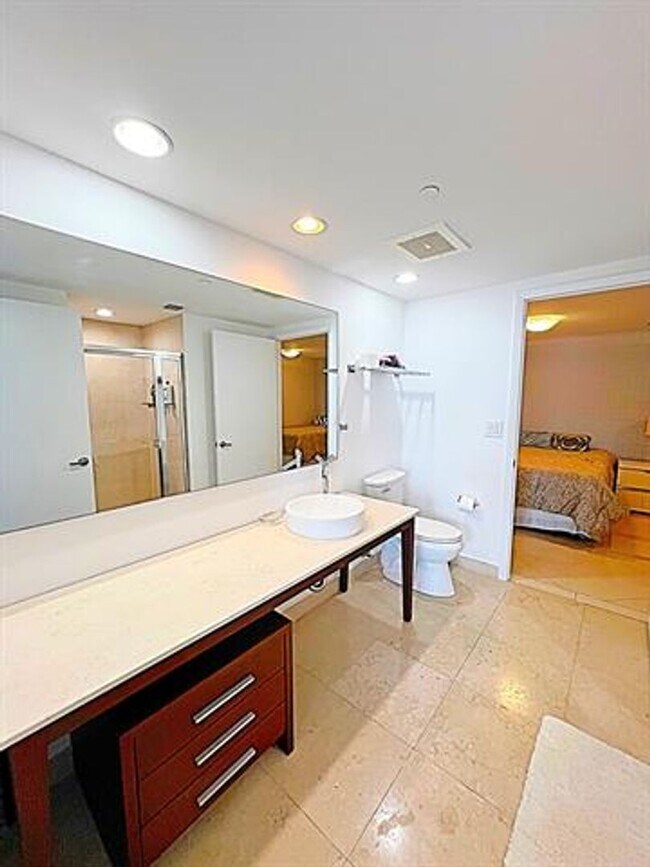 Building Photo - 495 Brickell Ave