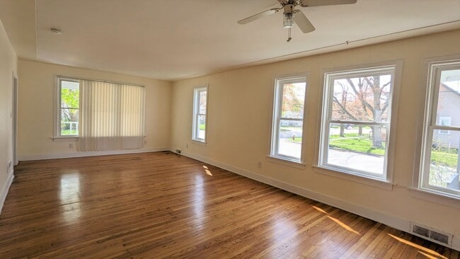 Building Photo - 1045 Kenneth- Large house with basement