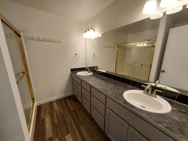 Building Photo - 4 bedroom 2.75 bath, Huge Fenced Yard with Landscaping Included!!