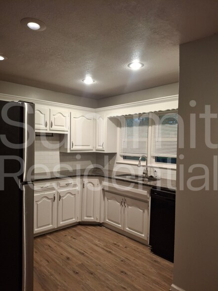 Building Photo - 8001 E 89th Ter