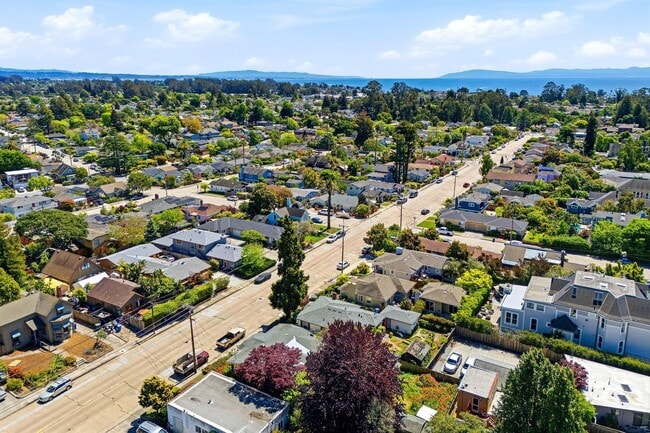 Building Photo - Sunny & Private 1BR Home in Prime Santa Cruz Location