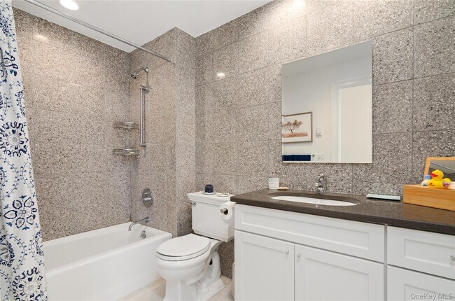 Building Photo - 260 Dune Rd