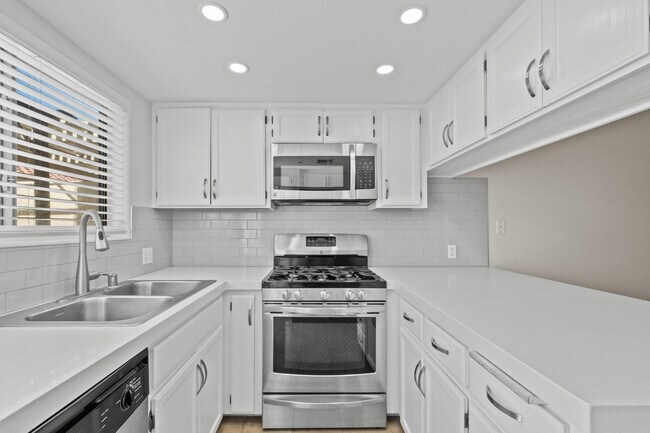 Building Photo - 424 Tava Ln