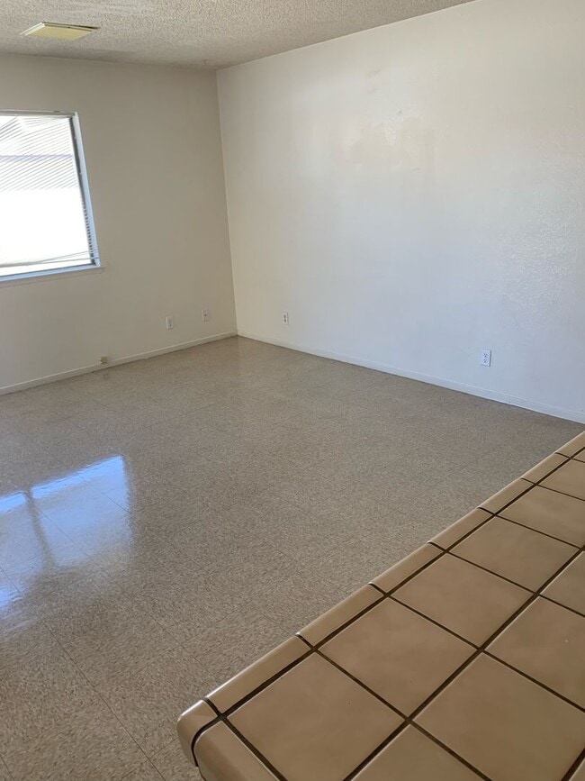 Building Photo - 3 BEDROOM 2 BATH UNIT