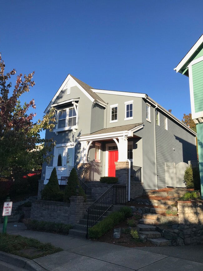 Building Photo - 1575 NE Iris St