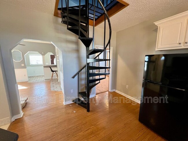 Building Photo - 3 Poplar St