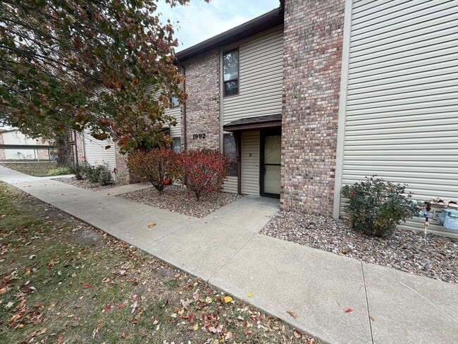 Primary Photo - Lakefront 2 bed 2.5 bath townhouse!