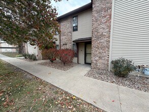 Building Photo - Lakefront 2 bed 2.5 bath townhouse!