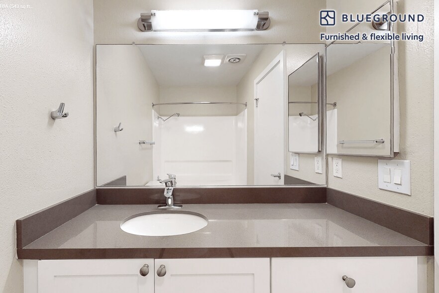 Building Photo - 7205 Charmant Dr