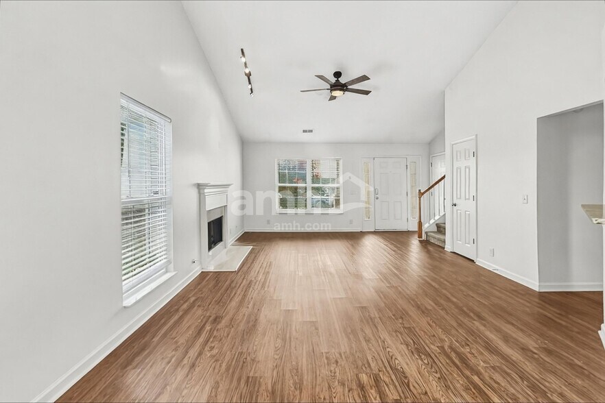 Building Photo - 916 Springs Hill Way