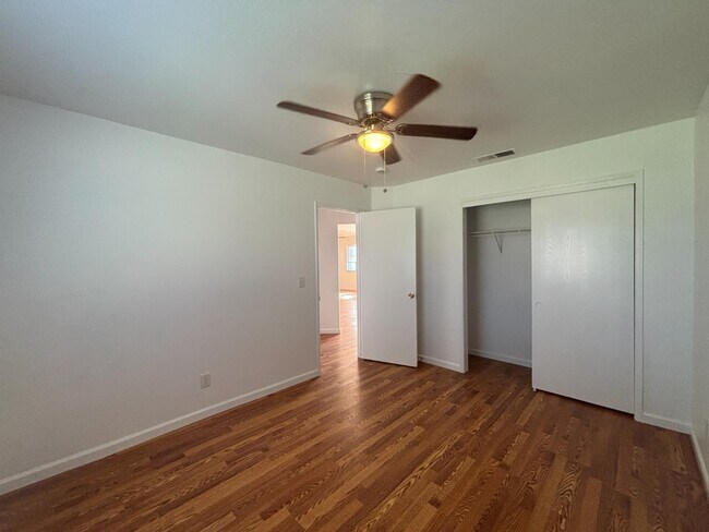 Building Photo - 813 Morton Ave