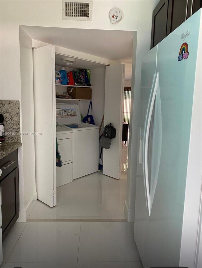 Building Photo - 2625 SE 20th Ct