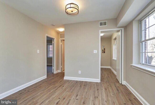 Building Photo - 1322 Fort Myer Dr