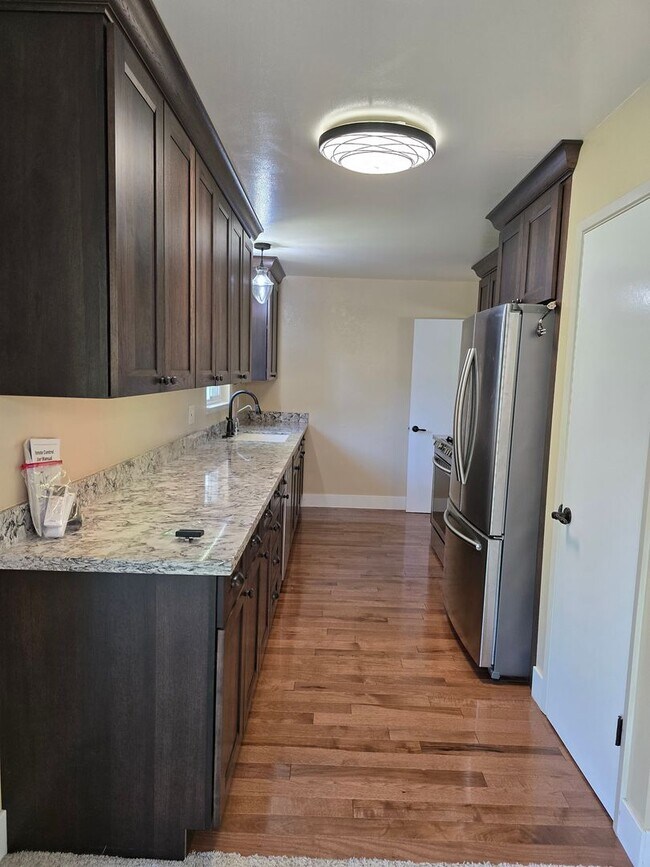 Building Photo - Beautiful Single Story Home