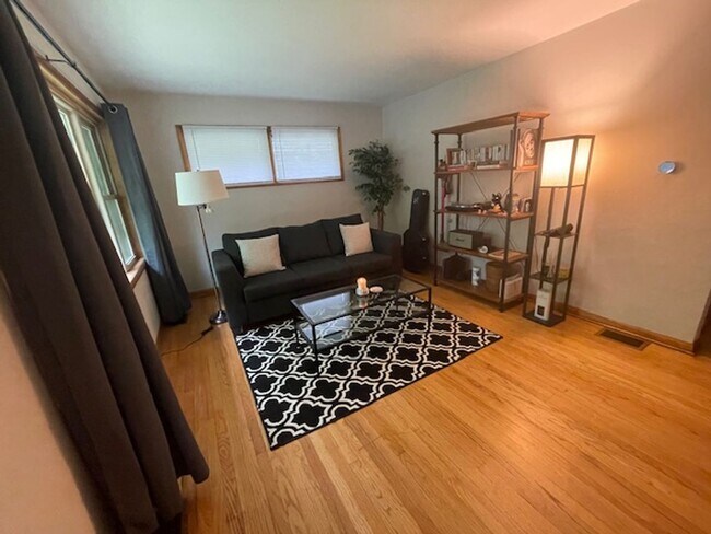 Building Photo - 2 Bedroom Duplex on Great Corner Lot in Urbana!