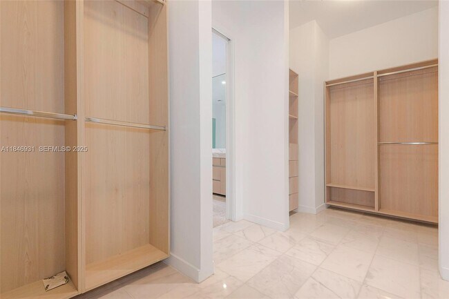 Building Photo - 2821 S Bayshore Dr