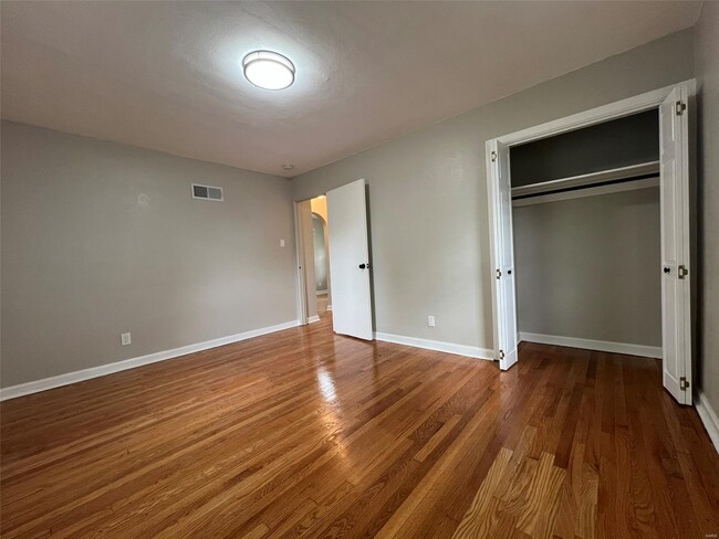 Building Photo - 6911 Pine Ridge Dr