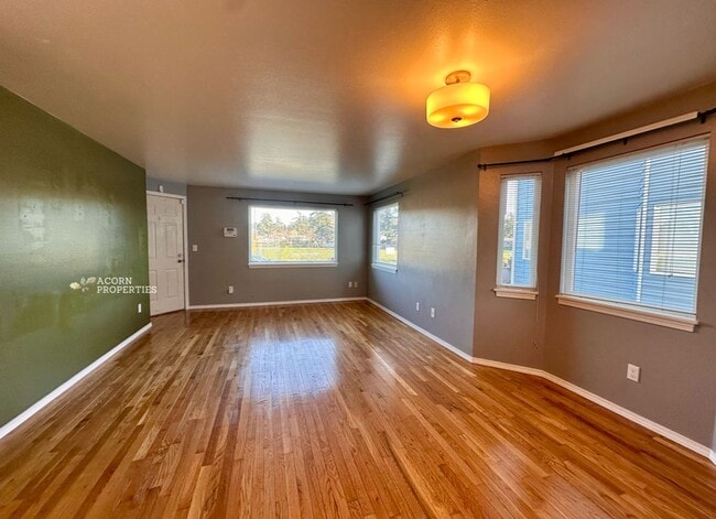 Building Photo - 537 NE Ellis Way