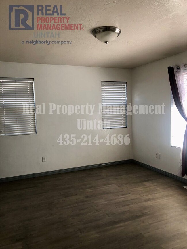 Building Photo - 3 Bed 2.5 Bath Townhome in Split Mountain.
