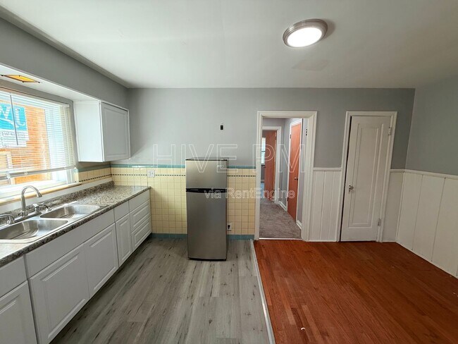 Building Photo - 3135 Mozart Ave