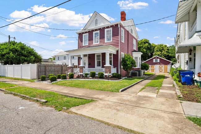 Building Photo - Beautifully maintained 3-bedroom, 3-bath t...