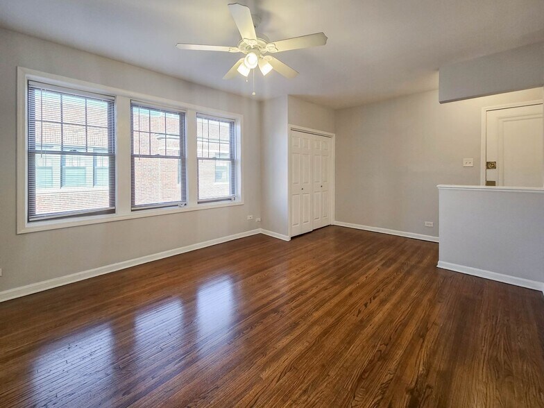 Building Photo - 3711 N Kenmore Ave