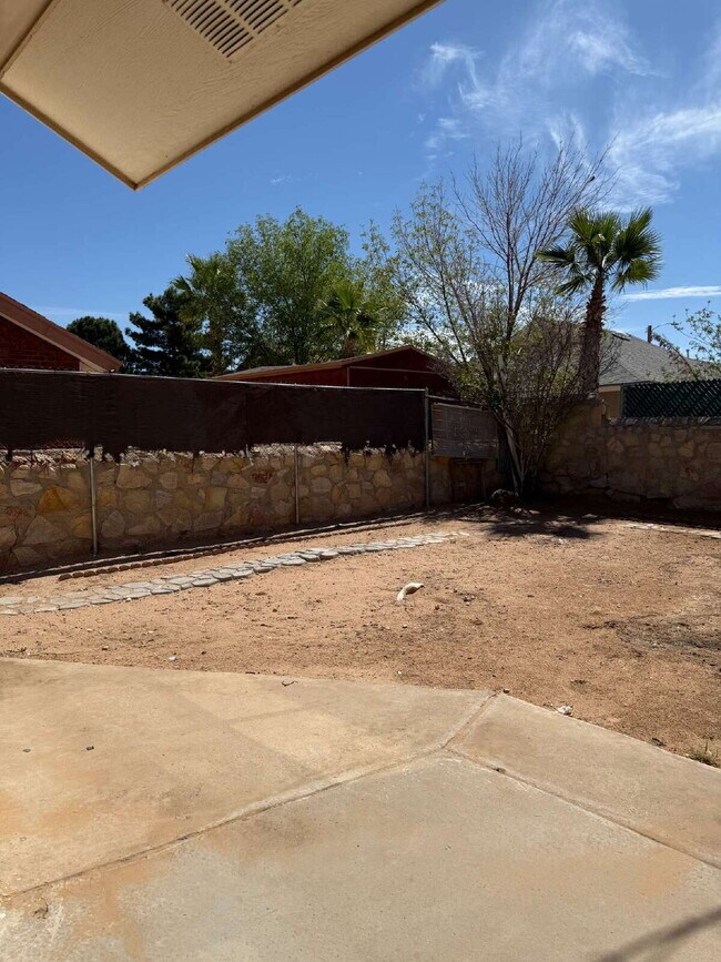 Building Photo - "Charming 3-Bed, 2-Bath Oasis in El Paso -...