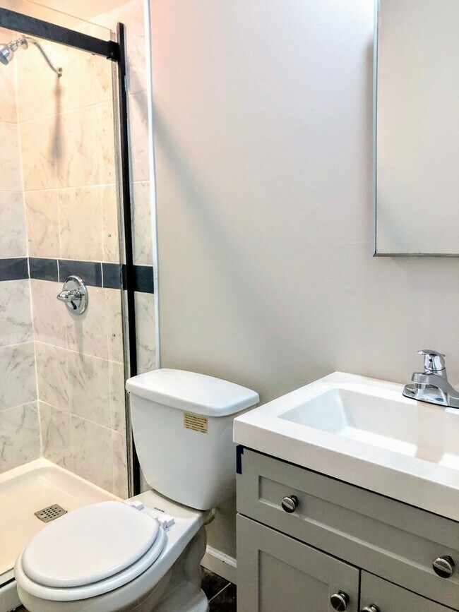 Building Photo - 2 bedroom 1 bathroom Duplex | Landscaping Included