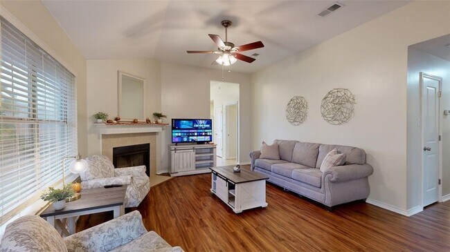 Building Photo - 810 Camellia Ct