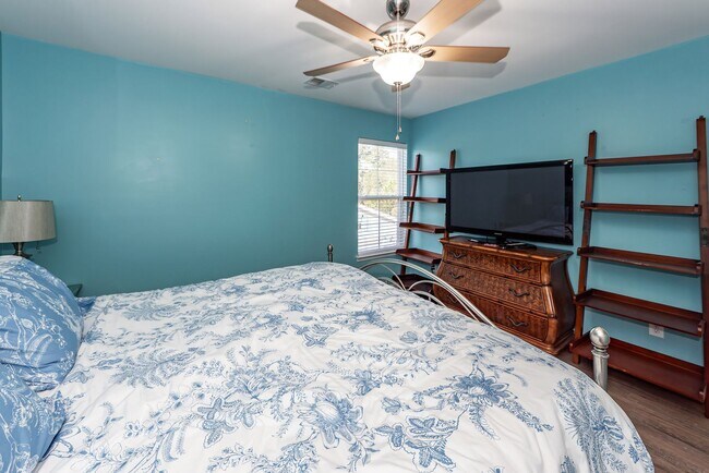 Building Photo - 4 Bedroom, 2.5 Bathroom Home in Brownswood...