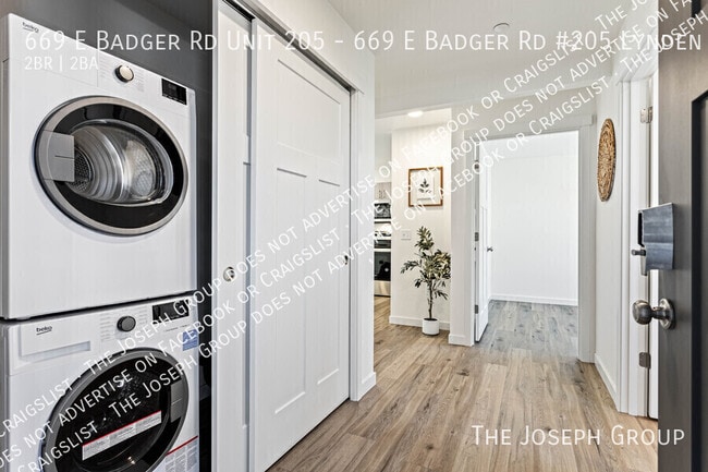 Building Photo - 669 E Badger Rd