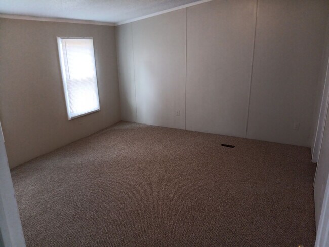 Building Photo - 325 E Jewett Ave