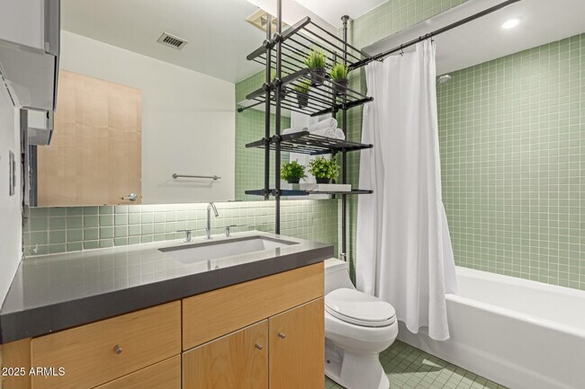 Building Photo - 727 E Portland St