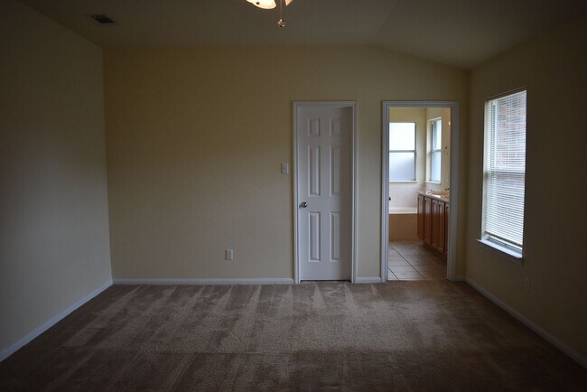 Building Photo - Gorgeous house in Skipcha Estates! HUMONGOUS!