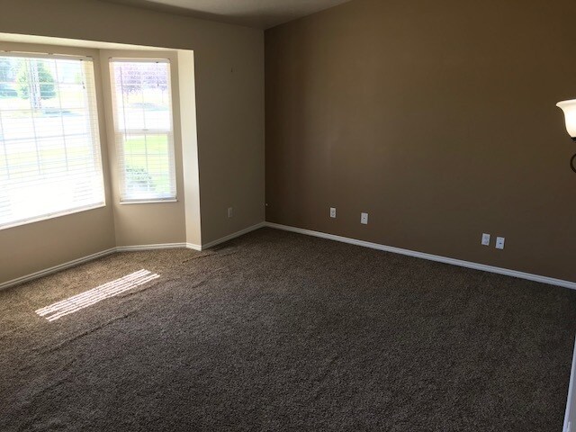 Building Photo - Beautiful home in Clinton with sport pad and playground