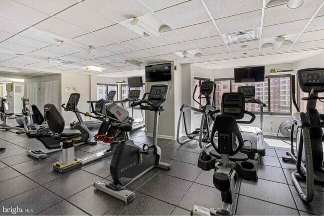 Building Photo - 900 N Stafford St