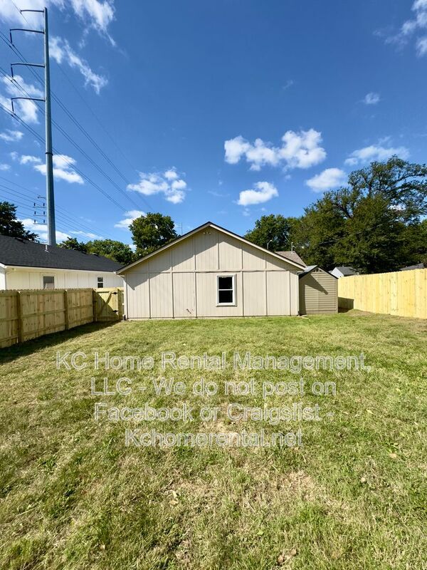 Building Photo - 8643 Melrose St