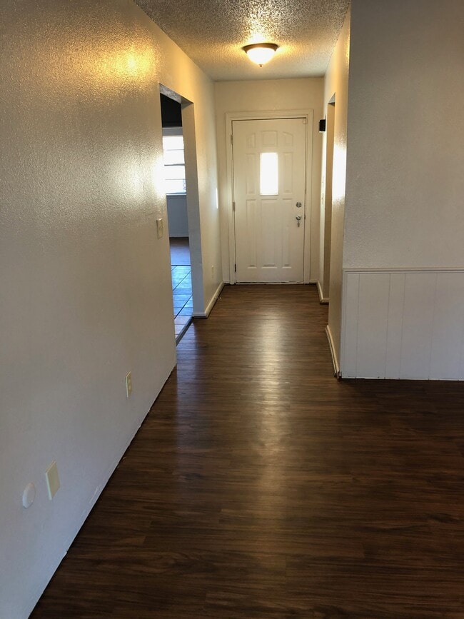 Building Photo - 2703 Del Casa Cir