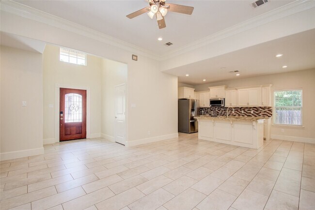 Building Photo - 10572 Twin Oak Dr