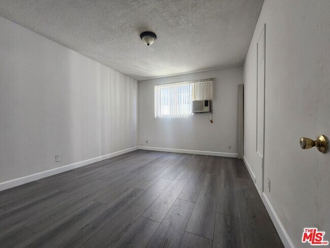 Building Photo - 515 S Manhattan Pl