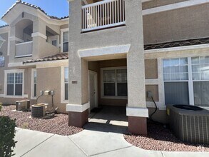 Building Photo - 3 Bedroom Condo with 1 Car Garage