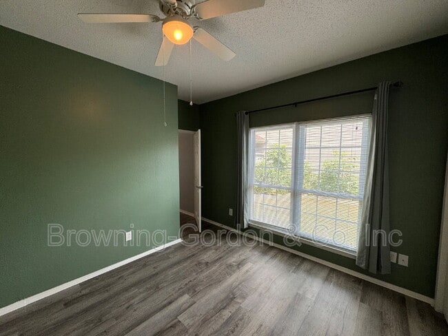 Building Photo - 801 Laurel Hill Dr