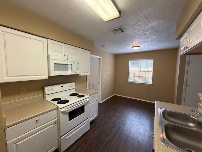 Building Photo - Welcome home to this charming 2-bedroom, 2-bathroom duplex located in Woodstone Subdivision - loc...