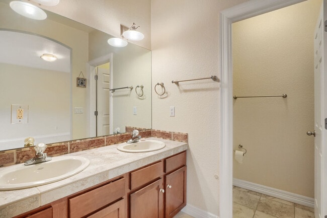 Building Photo - 692 Louis Dr