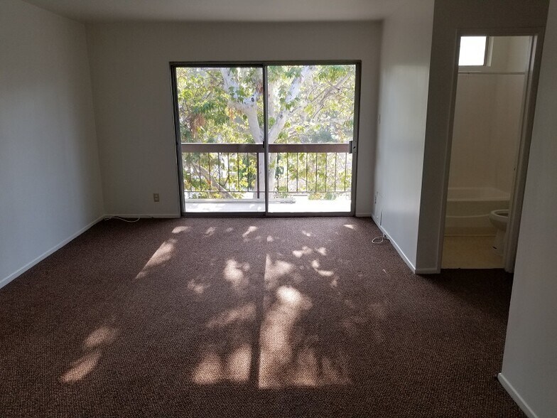 Primary Bedroom - 440 Veteran Ave