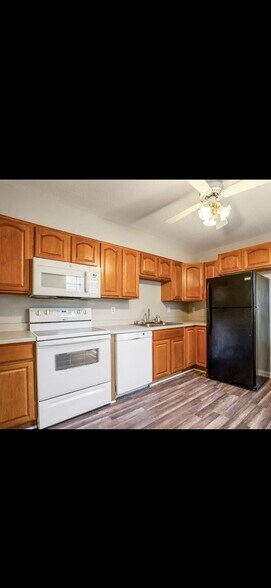 Building Photo - 875 Lamonde Dr